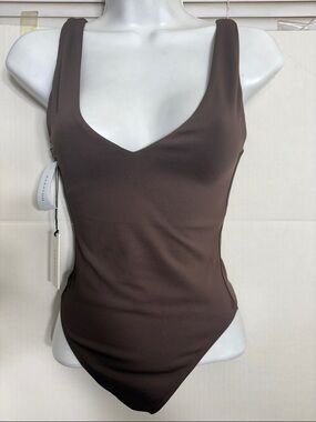 Aritzia Babaton color rich mocha brown Contour V-Neck Bodysuit 5719
